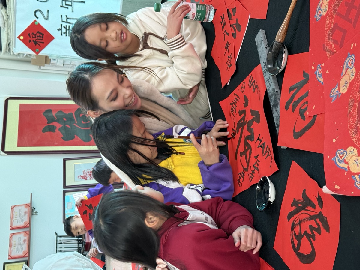 義工陪孩子一起寫揮春