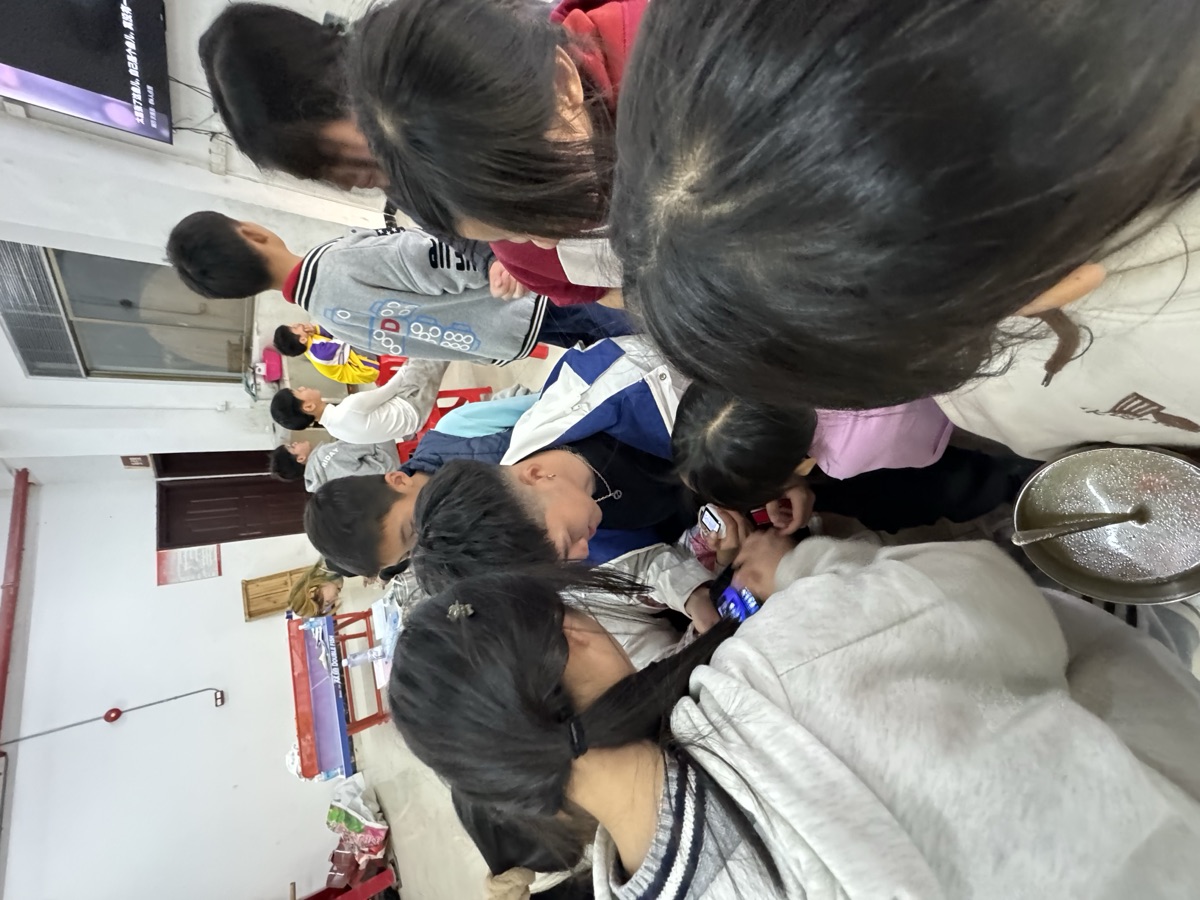 孩子圍着義工一起看