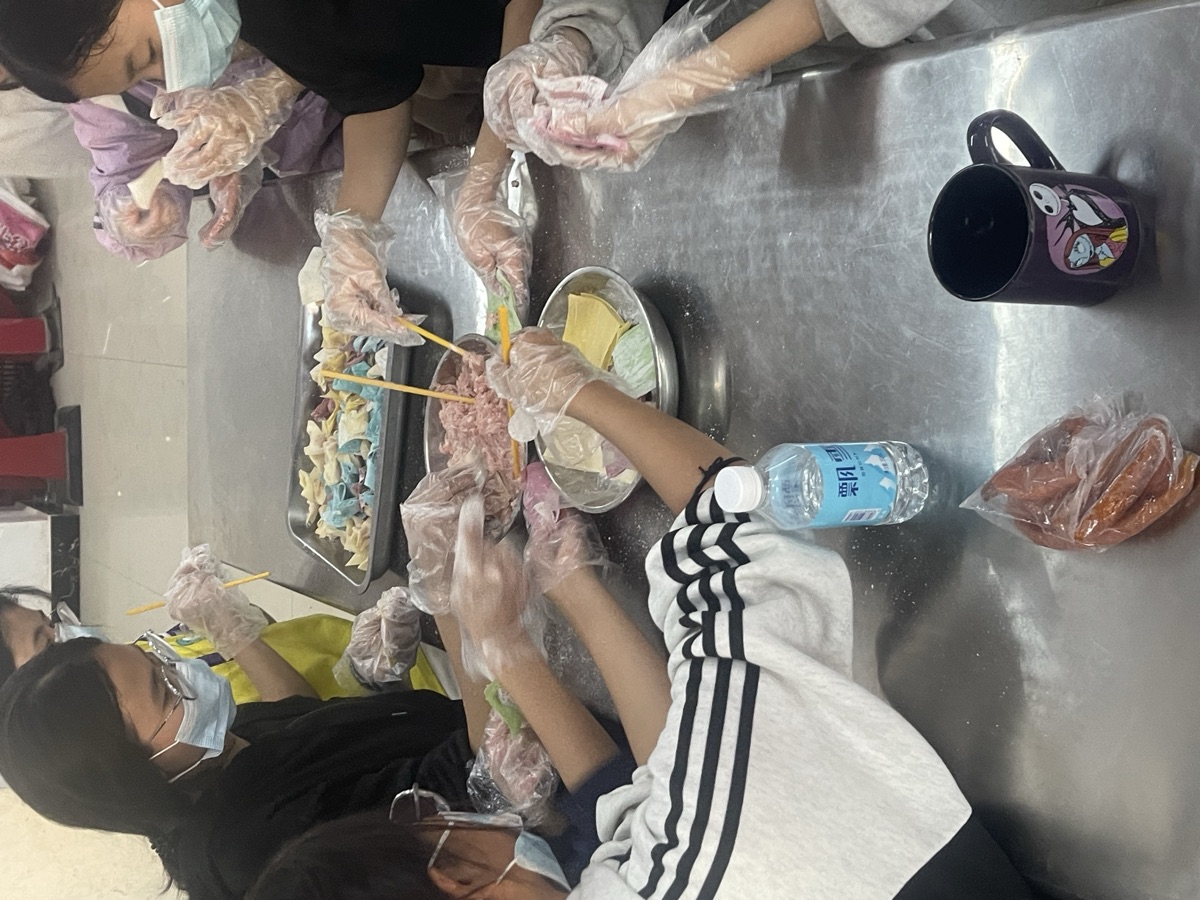大家戴着手套一起包餃子