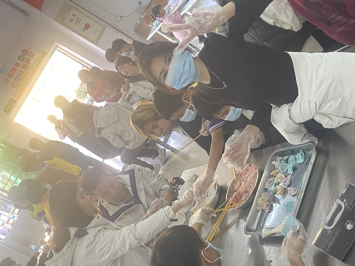義工和孩子在廚房包彩色餃子